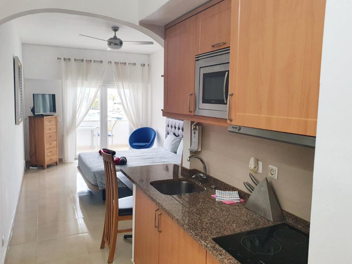 Lagos Main Avenue Studio With Marina View Balcony Exterior photo