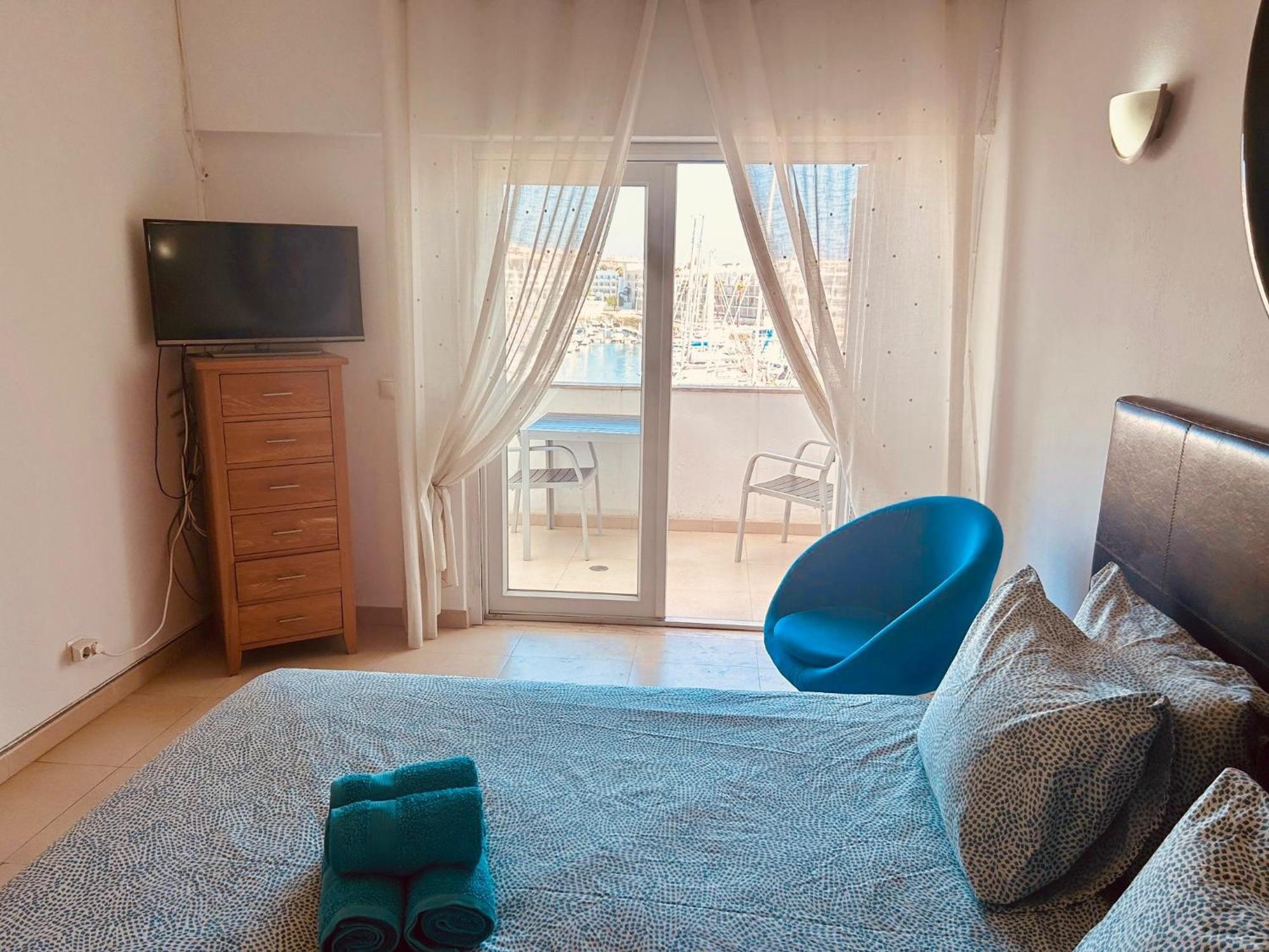 Lagos Main Avenue Studio With Marina View Balcony Exterior photo
