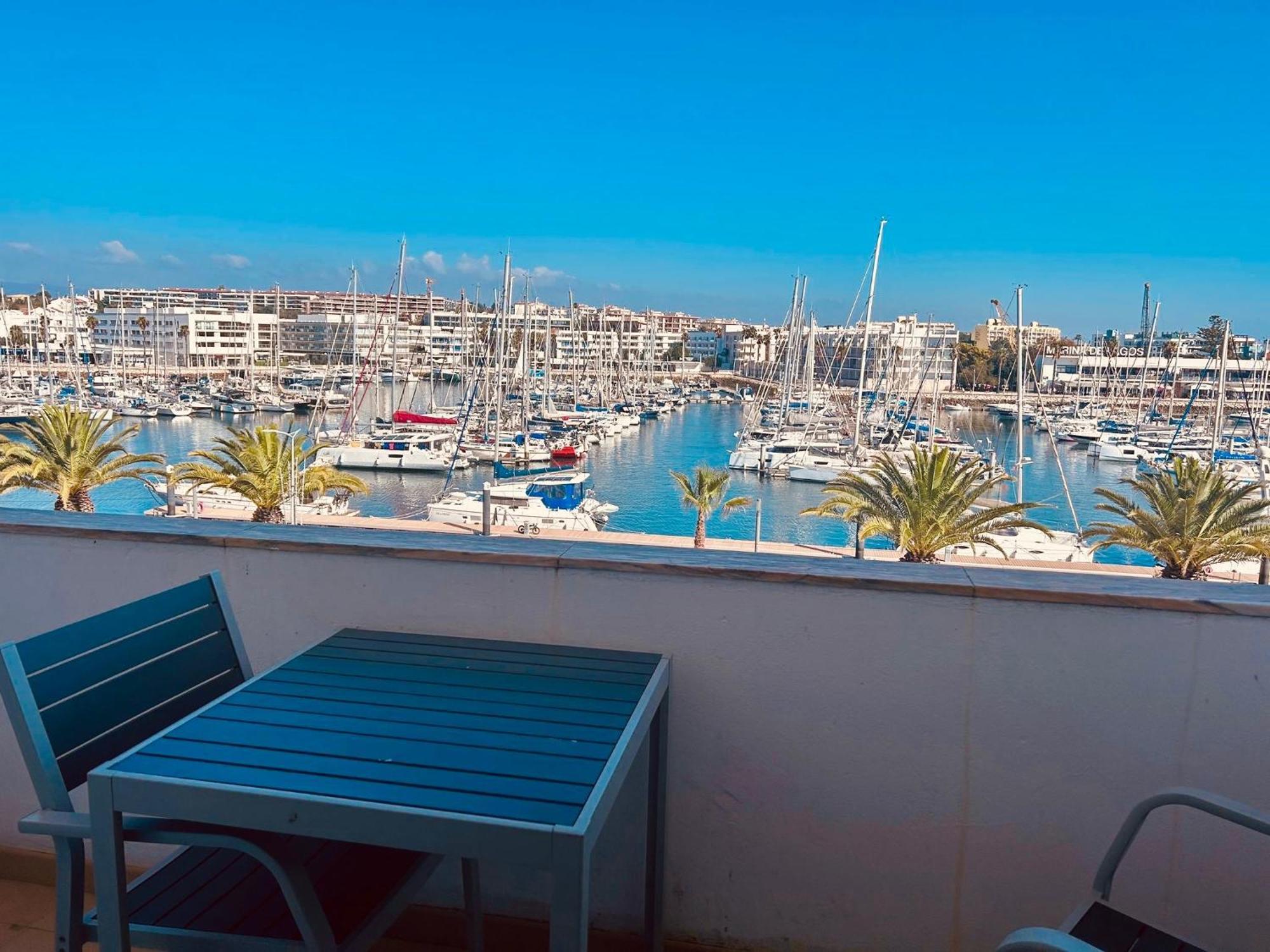 Lagos Main Avenue Studio With Marina View Balcony Exterior photo
